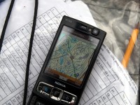 Riistakolmiolaskennassa käytettävä kartta puhelimen ruudulla.