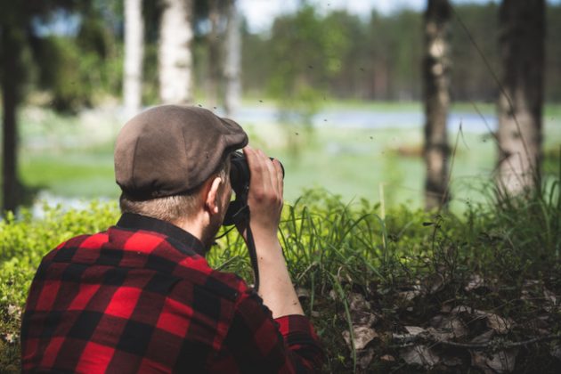 Mies kiikaroi kasvot poispäin kameraan.